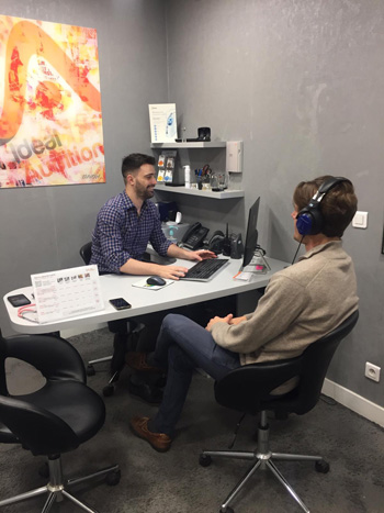Prueba de audiometría en cabina insonorizada